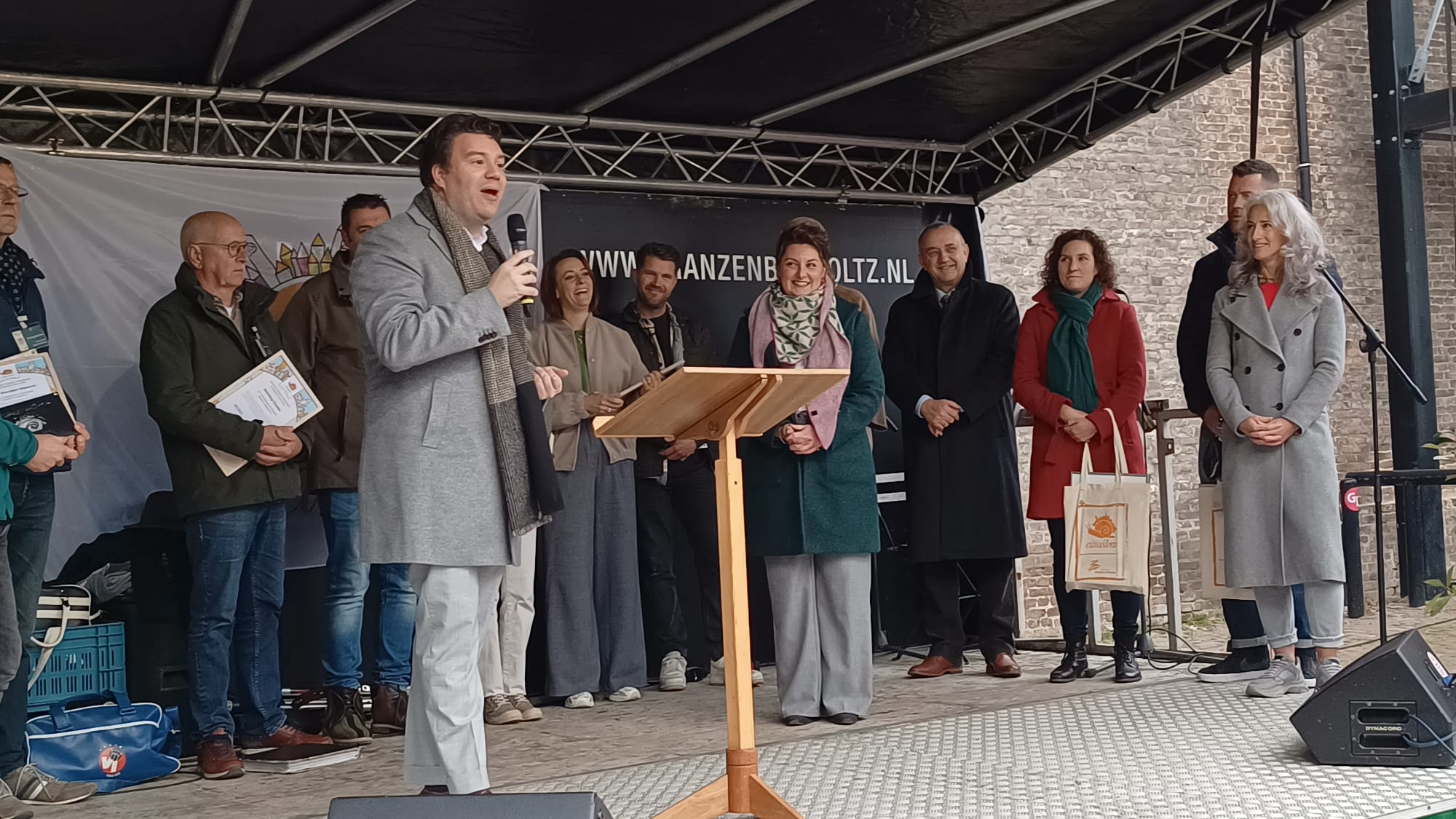 Burgemeester Alain Krijnen en wethouder Nadine Steijns-Huids samen met de nieuwe Cittaslow ambassadeurs